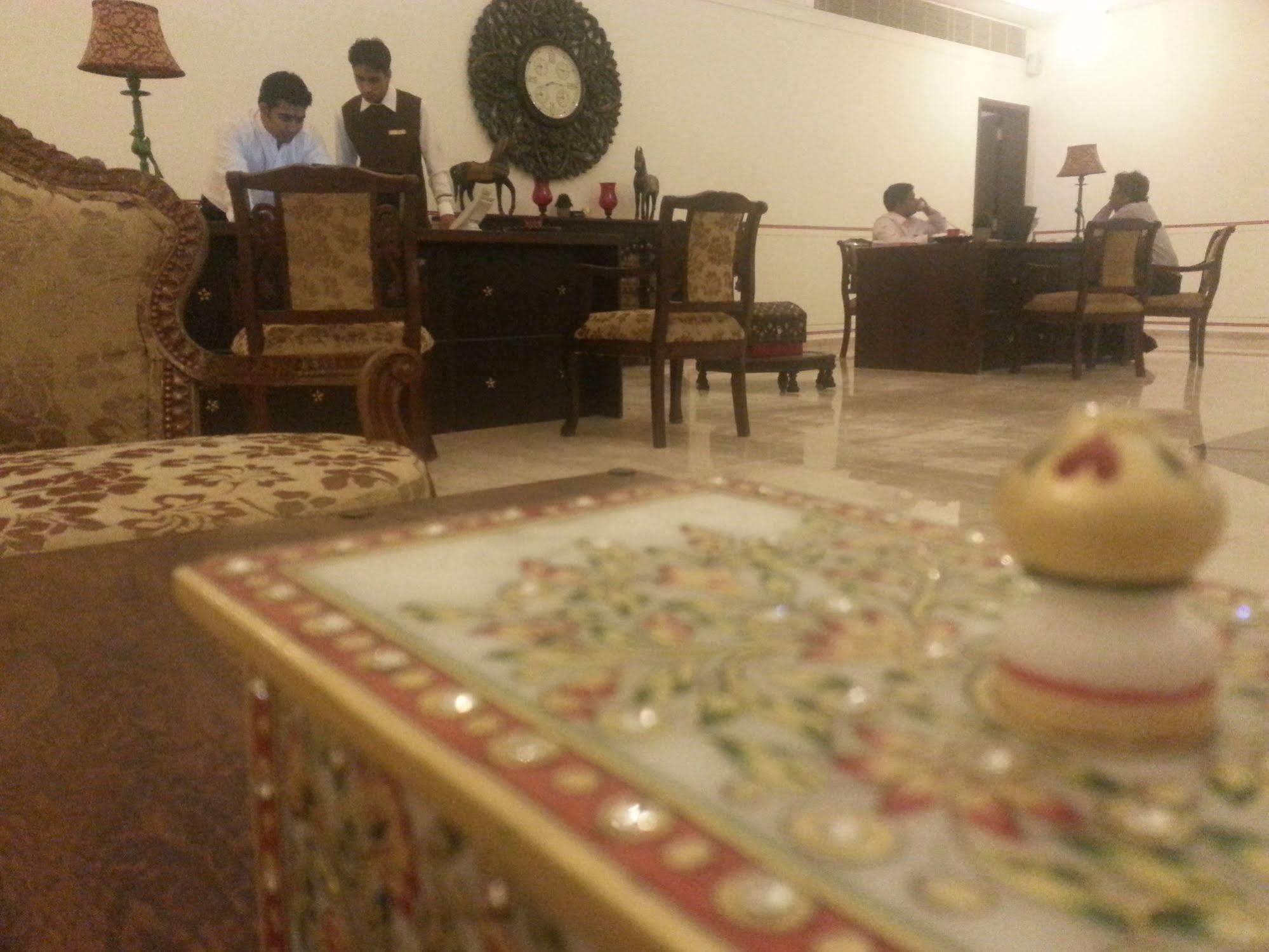 Treehouse Anuraga Palace 萨瓦伊马多普尔 外观 照片