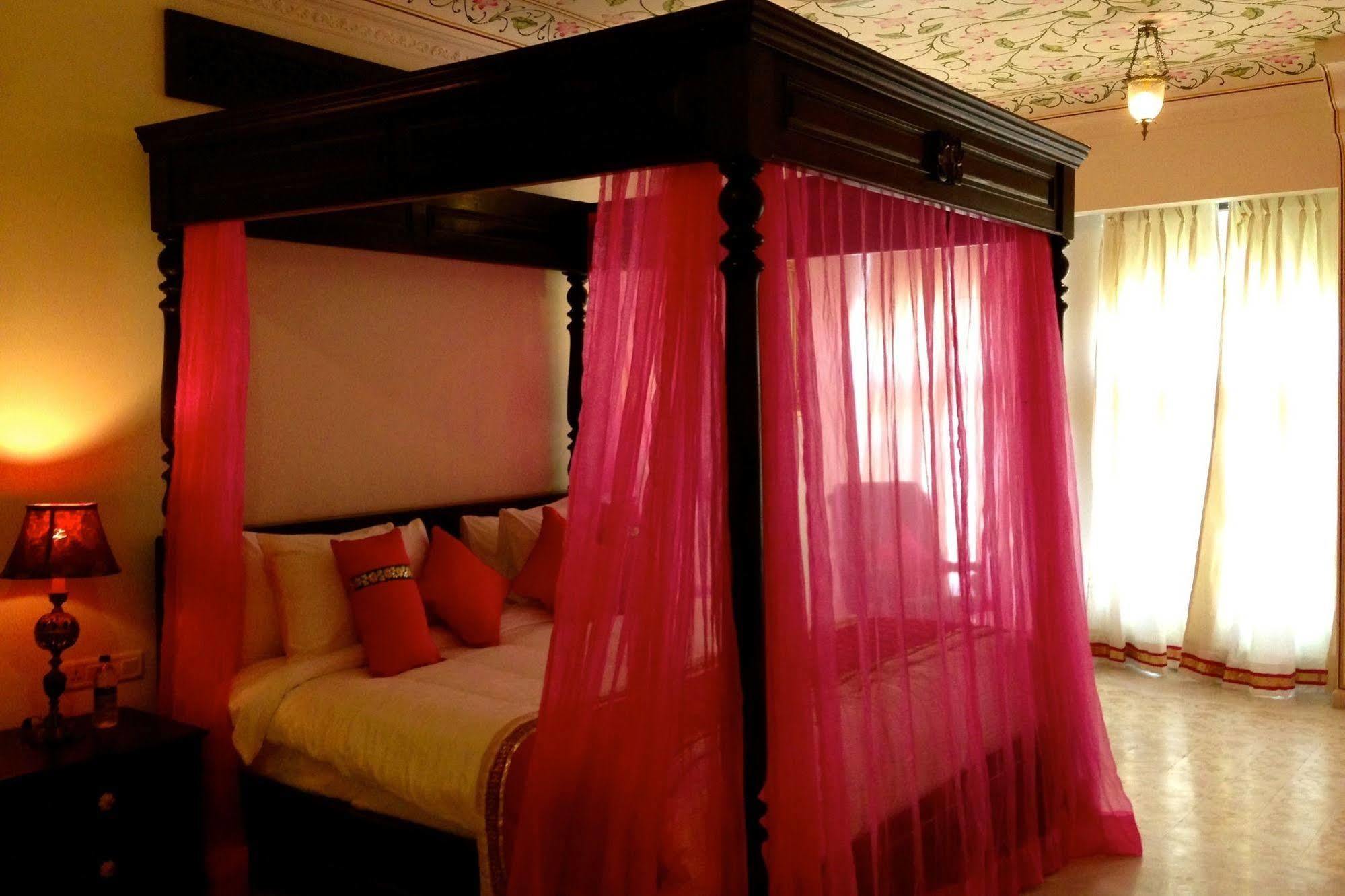 Treehouse Anuraga Palace 萨瓦伊马多普尔 外观 照片