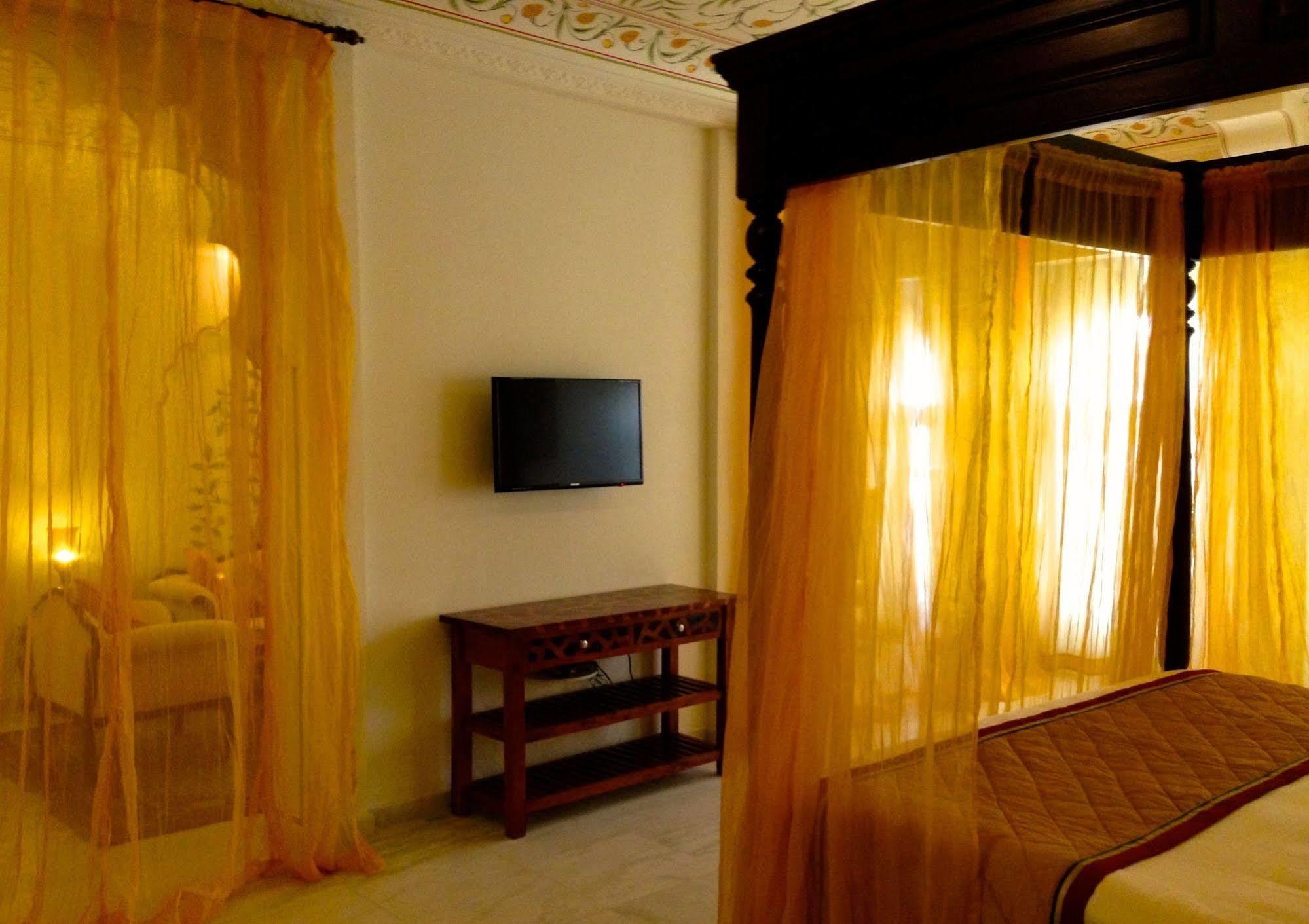 Treehouse Anuraga Palace 萨瓦伊马多普尔 外观 照片