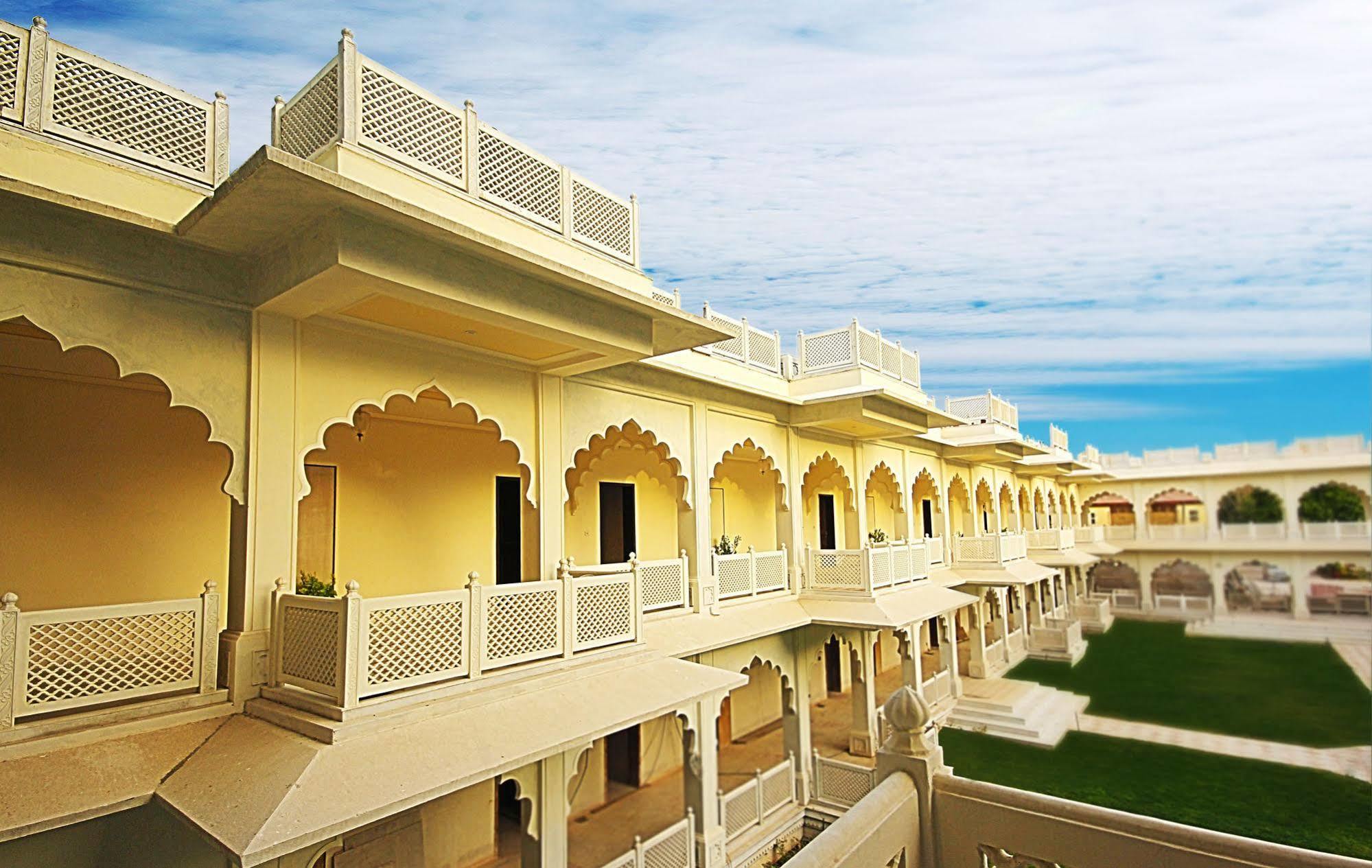 Treehouse Anuraga Palace 萨瓦伊马多普尔 外观 照片