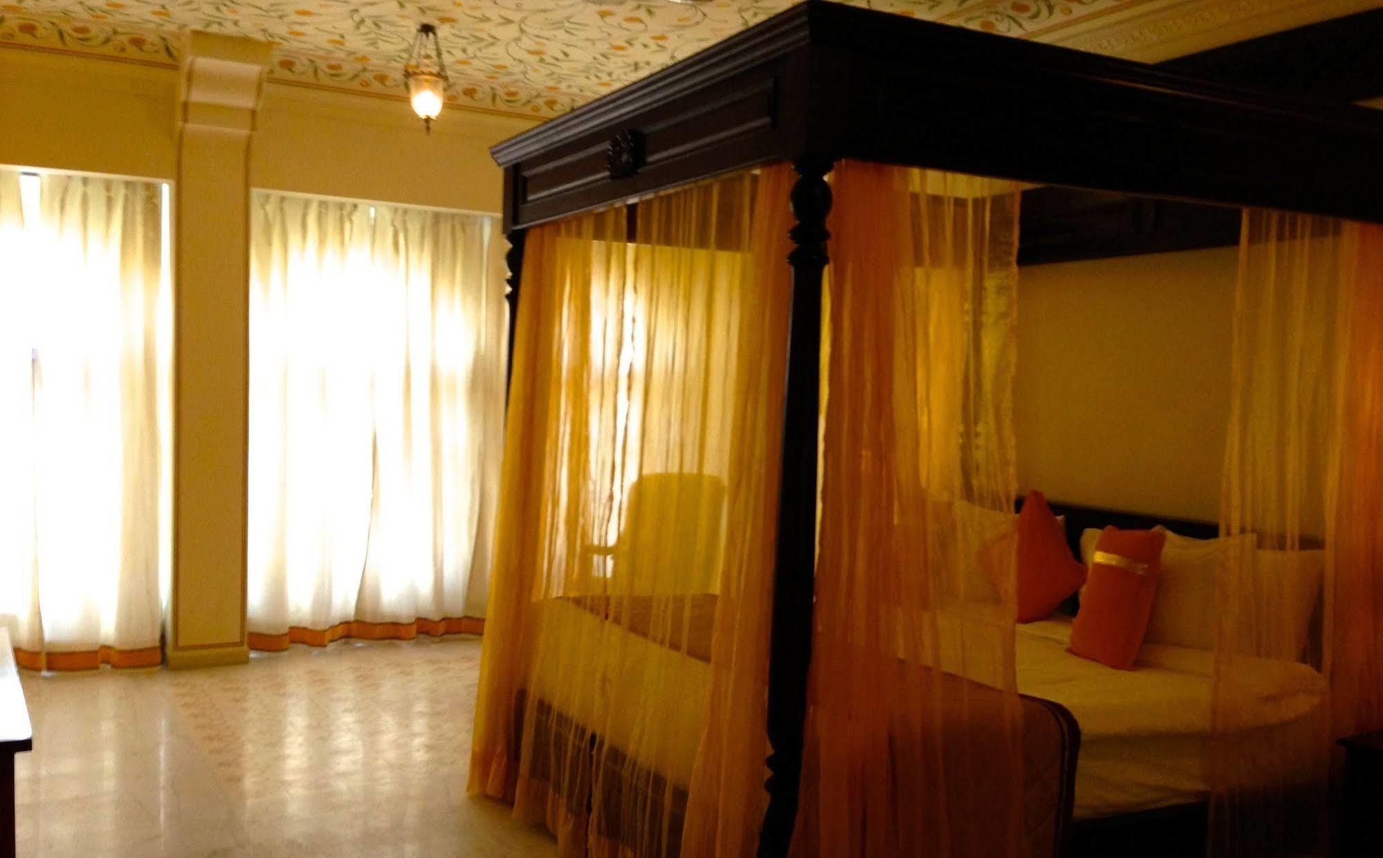 Treehouse Anuraga Palace 萨瓦伊马多普尔 外观 照片